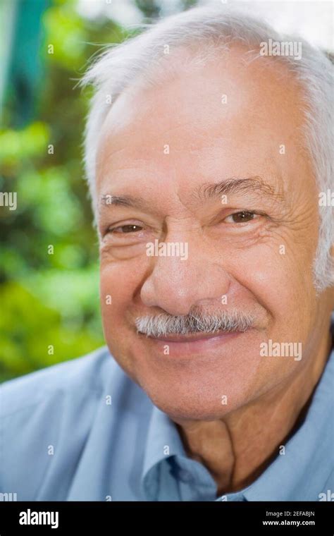 Ritratto di un sacerdote anziano sorridente.