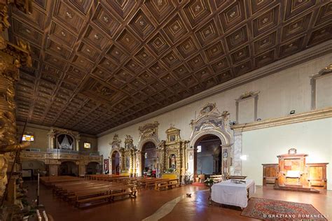 Dettaglio del portale gotico della Collegiata di San Michele Arcangelo a Città Sant'Angelo