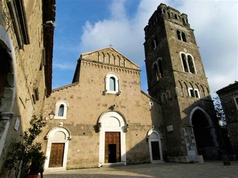 Dettaglio della facciata della Cattedrale di San Michele Arcangelo a Casertavecchia