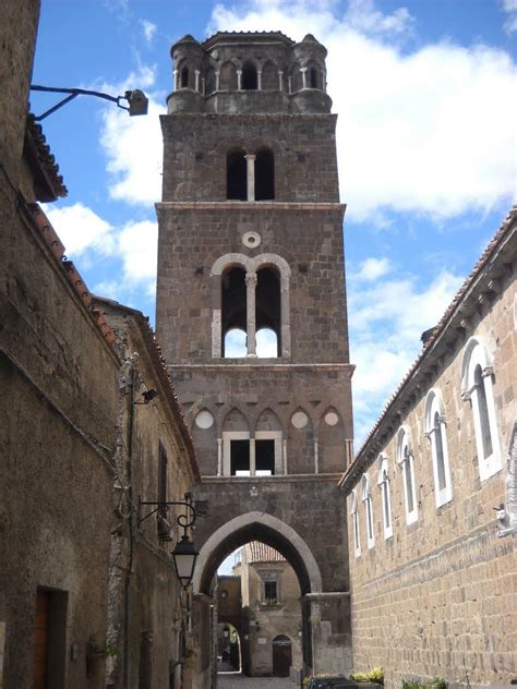 Fotografia del campanile della Cattedrale di San Michele Arcangelo a Casertavecchia