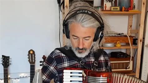 Alex De Simoni ritratto come musicista poliedrico