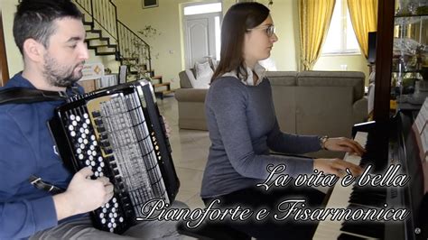 Fisarmonica e pianoforte in un ambiente naturale o montano