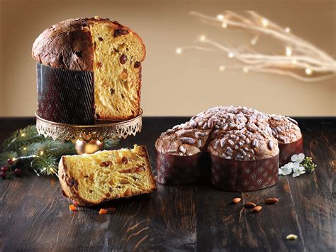 Foto di colomba e panettone affiancati in un banco pasticceria