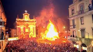 Falò invernali accesi durante la festa di Sant'Antonio Abate