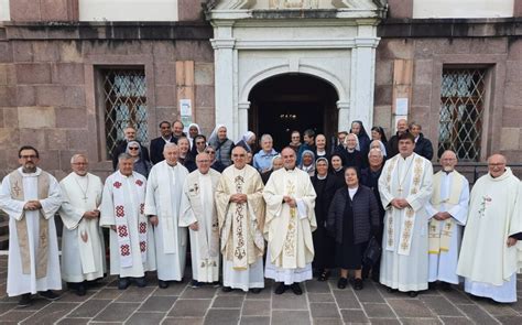 Foto di gruppo di religiosi e religiose di diverse provenienze