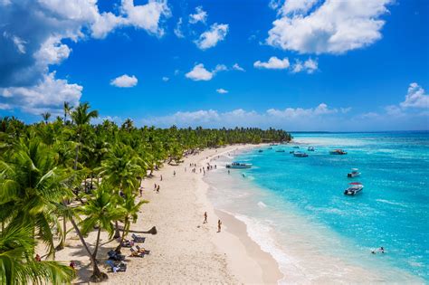 Foto panoramica di una spiaggia idilliaca a Isla Saona, Repubblica Dominicana