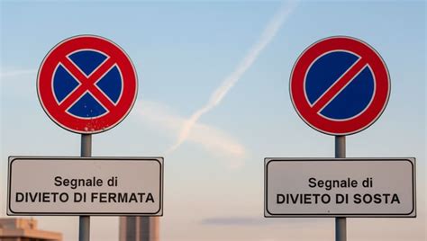 Esempio di cartello stradale che indica l'inizio di una ZFE con le categorie Crit'Air consentite
