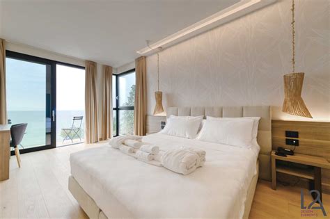 Interno di una camera d'albergo accogliente con letto, scrivania e bagno.