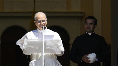 Immagine di catecumeni durante una celebrazione, con un sacerdote