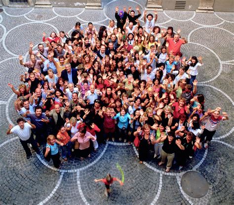 giovani che partecipano attivamente a una liturgia comunitaria