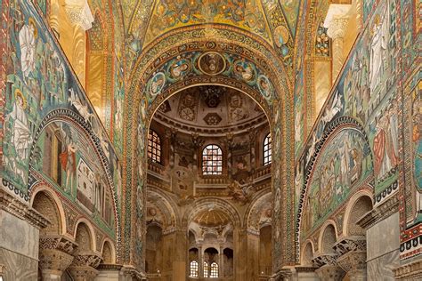 Interno della Basilica di San Vitale a Roma, con dettagli degli affreschi e del Crocifisso