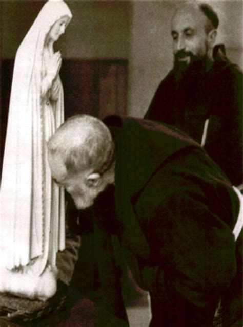 Foto storica di Padre Pio che bacia la statua della Madonna di Fatima