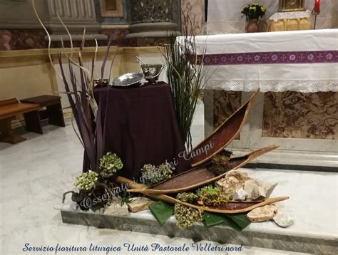 Composizione floreale liturgica che esprime lode e preghiera