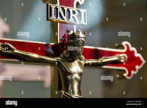 Illustrazione di un crocifisso con l'iscrizione INRI
