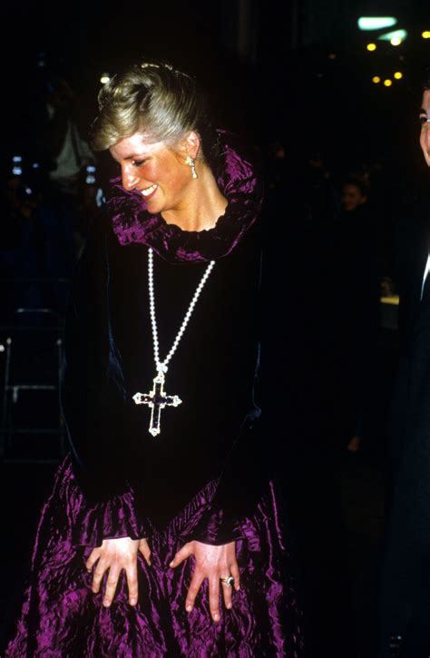 Fotografia: Principessa Diana indossa la Croce Attallah a un gala di beneficenza (1987)