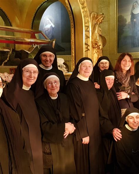 Monache di clausura in preghiera nella cappella del monastero all'alba