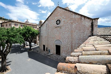 Foto della tomba o reliquia di Carlo Acutis nel Santuario della Spogliazione ad Assisi