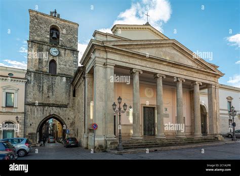 Foto panoramica della città di Isernia con la cattedrale