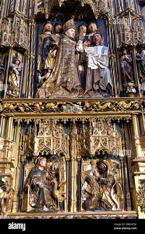 Pala d'altare barocca in una chiesa, con fedeli che osservano