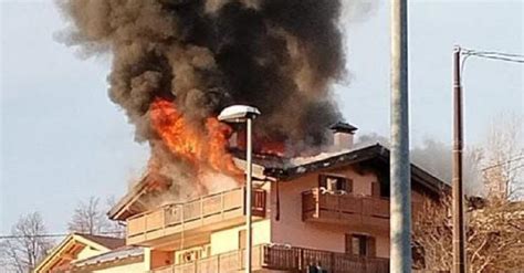 Foto tematica di un edificio danneggiato da incendio o vigili del fuoco in azione