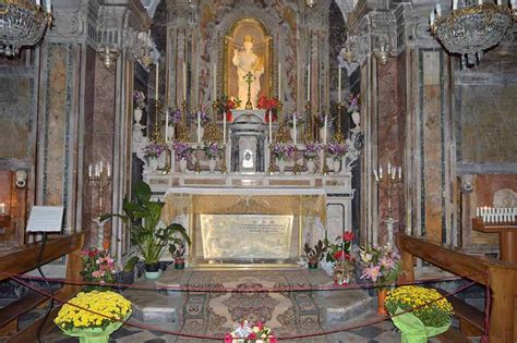 Interno della Basilica di Santa Trofimena a Minori, con stucchi e decorazioni