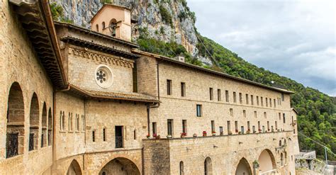 fotografia di un monastero trappista con la sua birreria