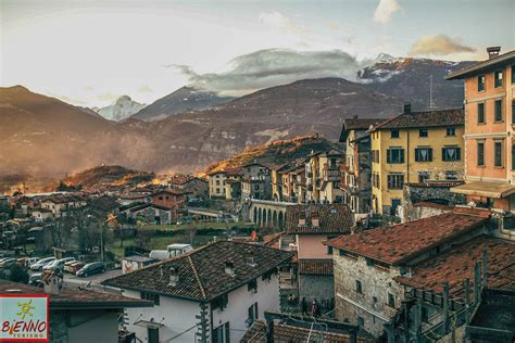 Panorama della Valle Camonica dai pressi dell'Eremo di Bienno, con le montagne circostanti dell'Adamello e Concarena.