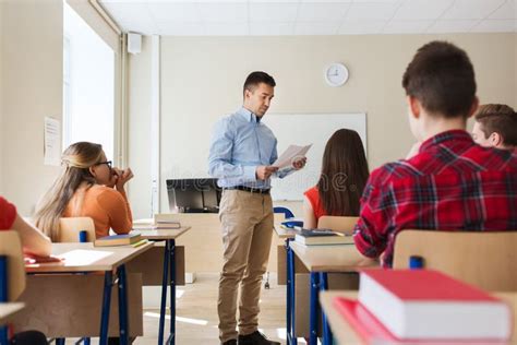 Foto di studenti e insegnanti presso l'Istituto Superiore Pedagogico 