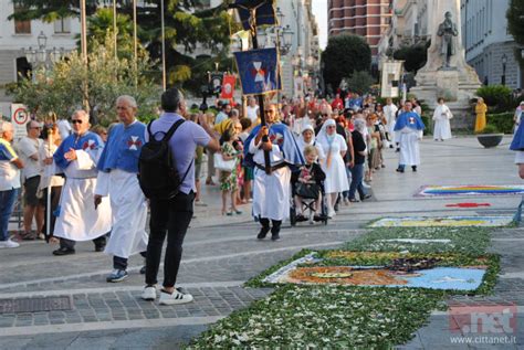 Foto della processione del Corpus Domini per le vie di Benevento