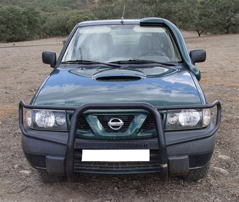 Nissan Terrano II in azione su un sentiero sterrato montano