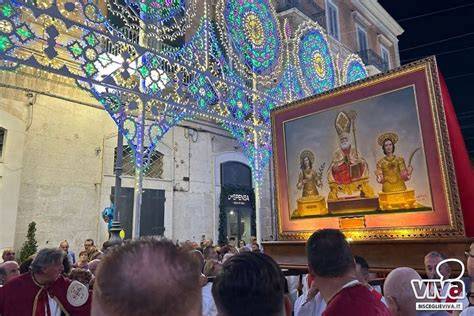 Immagine di fedeli in processione per la Festa Patronale