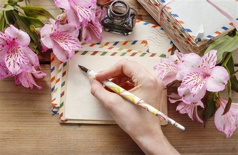 Primo piano di una persona che scrive una lettera a mano