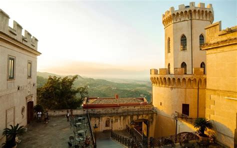 panoramica del centro storico di Corigliano Calabro con vista sulla pianura e sul mare