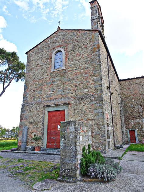 facciata dell'Abbazia di Santa Maria de Ligno Crucis, con dettagli architettonici antichi