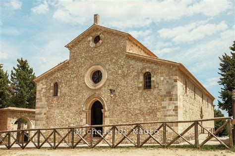 interno dell'Abbazia di Santa Maria del Patire, con enfasi sulle arcate e le colonne