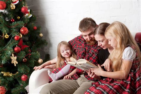 Genitori e figli che leggono insieme la Bibbia