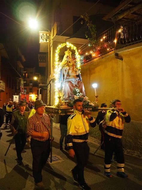 Foto di una processione della Madonna di Monserrato a Montreal