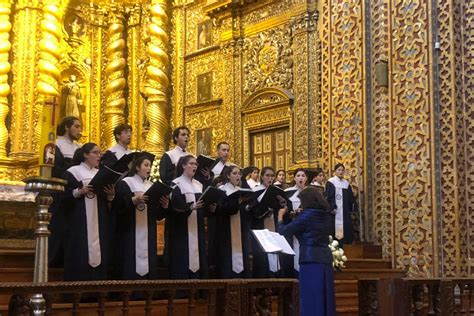 Don Vincenzo Barbieri dirige un coro polifonico