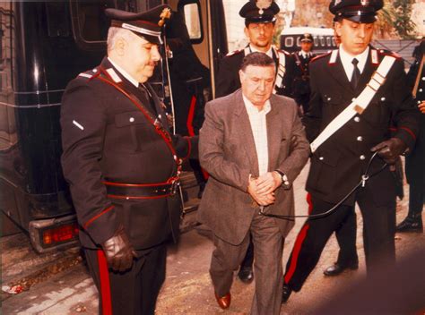 Foto dell'arresto di Totò Riina con i Carabinieri