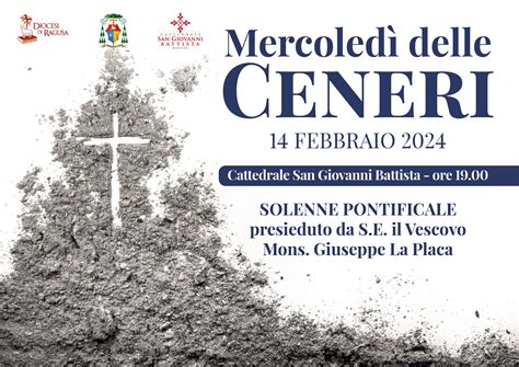 Foto panoramica di una chiesa cattolica durante il Mercoledì delle Ceneri