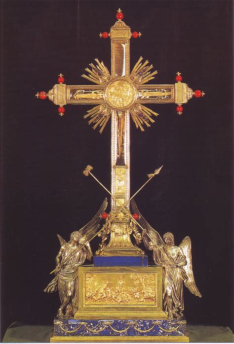 Foto della croce di legno sull'altare maggiore in una chiesa di rito ambrosiano