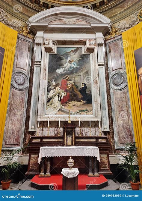 Foto del Santuario della Spina con dettaglio del dipinto della Vergine in trono con Bambino