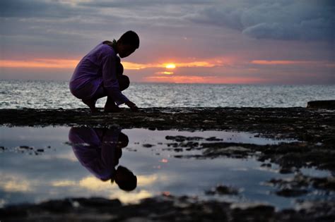 Ritratto fotografico di Don Eugenio Zaffina in un momento di riflessione