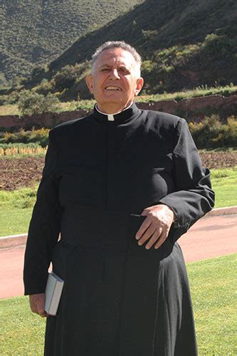 Padre Giovanni Salerno anziano in Perù, con sfondo di paesaggio andino