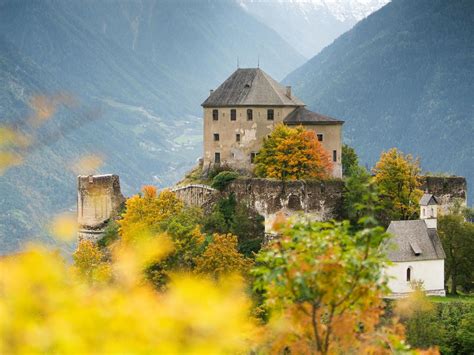 Castel Monte Sant'Anna con la cappella gotica