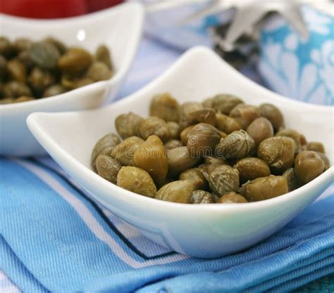 Immagine di capperi freschi e marinati