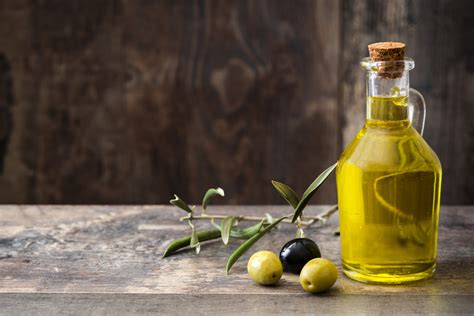Bottiglia di olio extravergine d'oliva con pomodori freschi