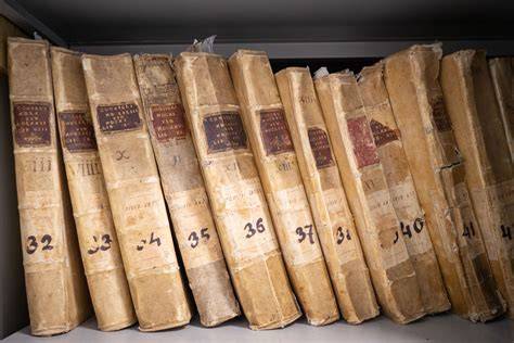 Archivio storico con registri anagrafici antichi