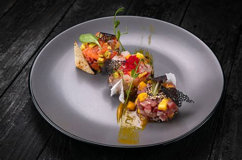 Foto di piatti gourmet serviti in un ristorante di montagna con vista panoramica