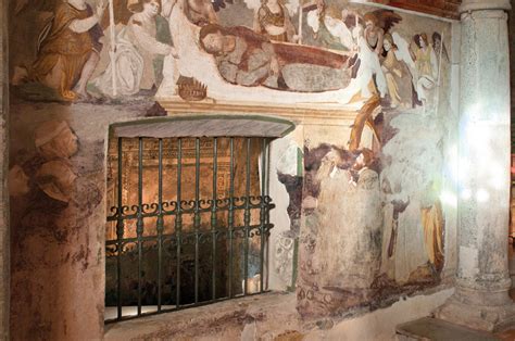 Interno della Chiesa di Santa Caterina del Sasso con i suoi affreschi